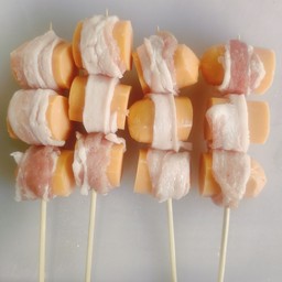 ไส้กรอกชีสพันหมูสามชั้น