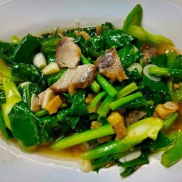 คะน้าหมูกรอบ