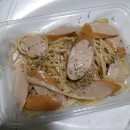 สปาเก็ตตี้ครีมซอสกุ้งไส้กรอก