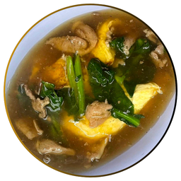 เส้นใหญ่ราดหน้าหมูหมักห่อไข่ (Wide Noodle wrap egg in gravy sauce with marinated pork)