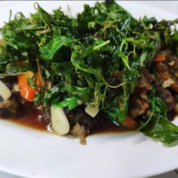 ไข่เยี่ยวม้ากะเพรากรอบ