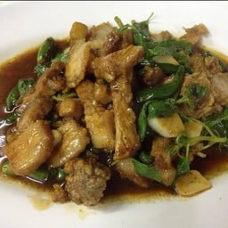 ผัดกะเพราหมูกรอบ