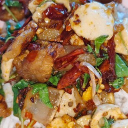 ข้าวผัดกะเพราหมูสามชั้นทอด+ลูกชิ้นหมู