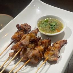 หมูหมักนุ่ม ย่าง ชุด 10 ไม้ พร้อมน้ำจิ้มสามรส