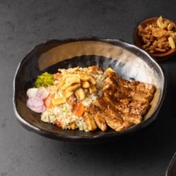 ข้าวผัดกากหมูพริกสด ไข่แดงเค็ม หมูย่างถ่าน