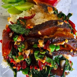 ข้าวปลาแกะผัดกระเพราพริกแห้ง