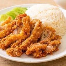 ข้าวราดไก่กรอบบซอสน้ำปลา