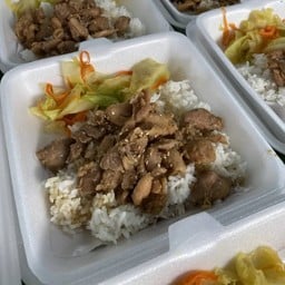 ห้าแยกก๋วยเตี๋ยวไก่ตุ๋น เอ็นหมูตุ๋น