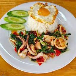 กะเพราปลาหมึกราดข้าว