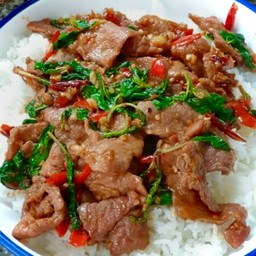 กระเพราหมูชิ้นหมักนุ่มเด้งคั่วแห้ง ราดข้าว