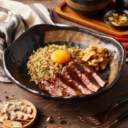 ข้าวผัดก๋วยเตี๋ยวเรือ หมู,เนื้อ ย่างถ่าน