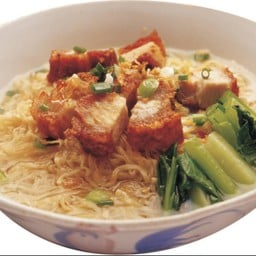 บะหมี่เกี๊ยวกุ้ง หมูกรอบ