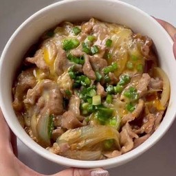 ข้าวหน้าหมูผัดซอสญี่ปุ่น