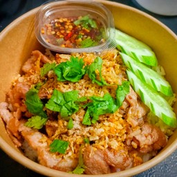 ข้าวหมูกระเทียมน้ำจิ้มแจ่ว