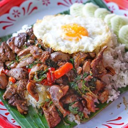 กะเพราเครื่องในไก่