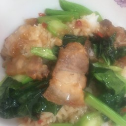 ผัดคะน้าหมูกรอบราดข้าว