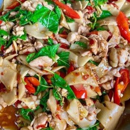 ผัดหน่อไม้ดองไก่ราดข้าว