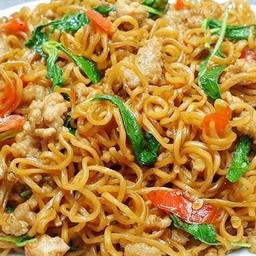 ผัดมาม่ากะเพราหมูสับ