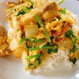 ข้าวราดหมูกรอบผัดผงกระหรี