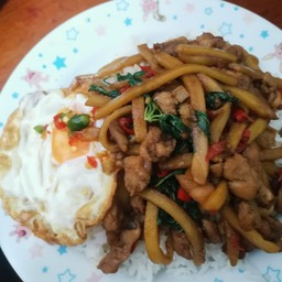 กระเพาหน่อไม้ไก่ไข่ดาวหรือไข่เจียว