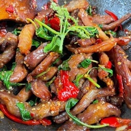 หมูทอดเด้งดึ๋งกระเพราคั่วกะทะ(ราดข้าว และ กับข้าว)