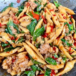 หมูสับใบกระเพราใส่หน่อไม้จืดต้ม