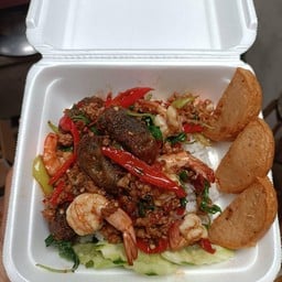 กระเพราไข่เยี่ยวม้า+กุ้ง+หมูยอทอด
