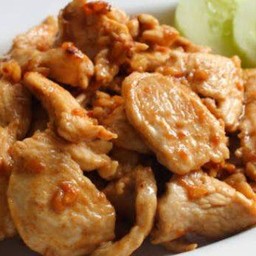 ข้าวไก่ชิ้นกะเทียม