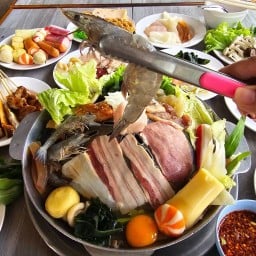 เวียงหลวงหมูกระทะ&ซีฟู้ด แม่สาย