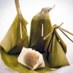 ขนมใส่ไส้ห่อใบตอง 3 ชิ้น