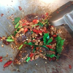 ข้าวกระเพราไข่เยี่ยวม้า