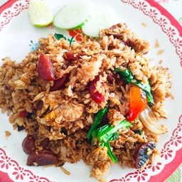 ข้าวผัดโบราณ ใส่หมูหมัก ใส่คะน้า ใส่หอมหัวใหญ่ มะเขือเทศ ซีอิ๊วดำ