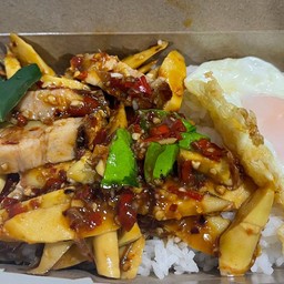 หมูกรอบกระเพราผัดหน่อไม้ ราดข้าว