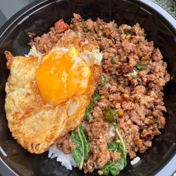 กะเพราแฝดนรก (สูตรพริกแห้ง) คำแรกพอทน คำต่อไปพอเลย