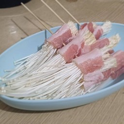 สามชั้นพันเห็ดเข็ม