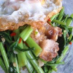 ข้าวผักบุ้งหมูกรอบ