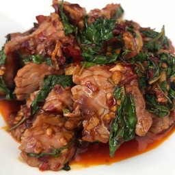 ผัดกะเพราเนื้อชิ้นราดข้าว