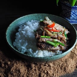 ข้าวไก่ย่างผัดพริกไทยดำ