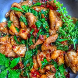 กระเพราไก่นุ่มเด้งคั่วกะทะ