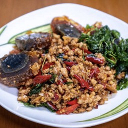 กะเพราไข่เยี่ยวม้า