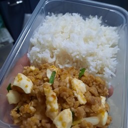 ข้าวหน้าหมูสับผัดไข่เค็ม