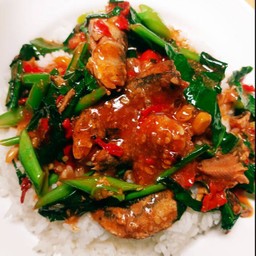 ข้าวคะน้าปลากระป๋อง