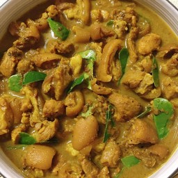 แกงคั่วขาหมูใบยี่หร่าใส่พริกแกงใต้