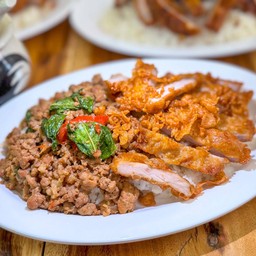 ข้าวกระเพราหมูสับ+หมูทอด
