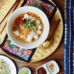 ข้าวซอยน้อยลอยน้ำต้มยำ