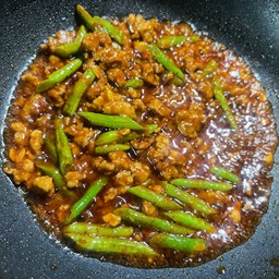 ข้าวผัดพริกแกงถัวฝักยาวหมูสับ