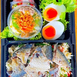 ข้าวผัดชะอมปลาทูทอด ไข่ต้ม+ต้มจืดเต้าหู้หมูสับ(ร้านได้จากไลน์แมน90฿)