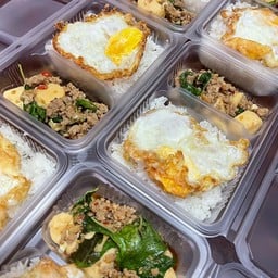 ผัดกะเพราเต้าหู้หมูสับ ราดข้าว