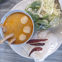 ขนมจีน-(น้ำยากะทิ)+ตีนไก่+ลูกชิ้น