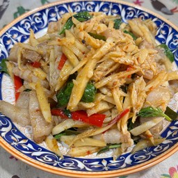 ผัดเผ็ดหน่อไม้ดอง ราดข้าว